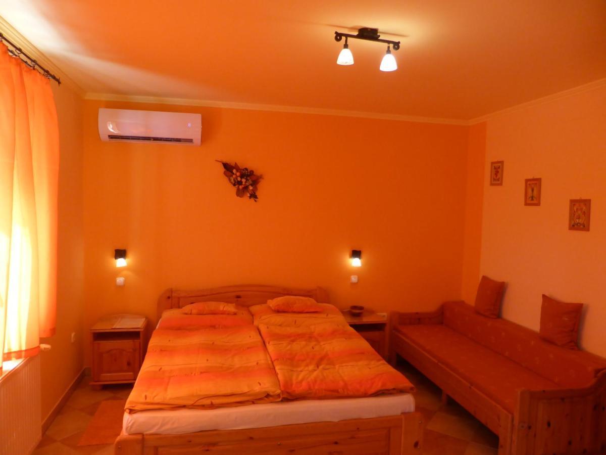 Napfeny Apartman Es Vendeghaz Egerszalók Buitenkant foto