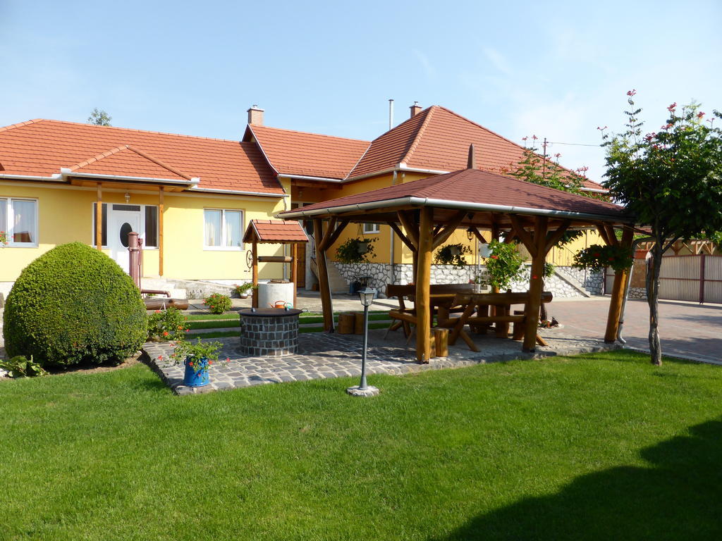 Napfeny Apartman Es Vendeghaz Egerszalók Buitenkant foto
