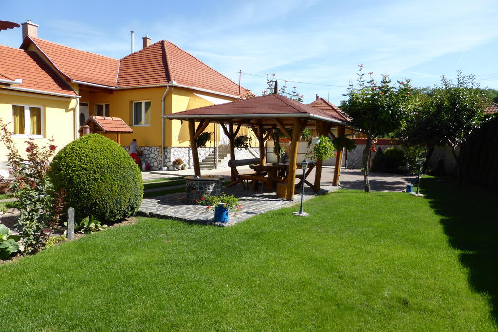 Napfeny Apartman Es Vendeghaz Egerszalók Buitenkant foto