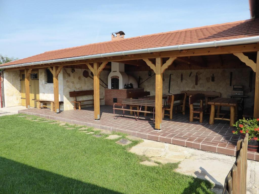 Napfeny Apartman Es Vendeghaz Egerszalók Buitenkant foto