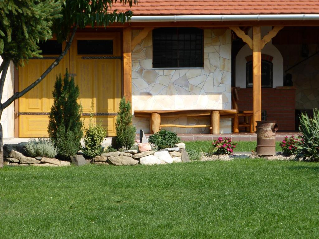 Napfeny Apartman Es Vendeghaz Egerszalók Buitenkant foto