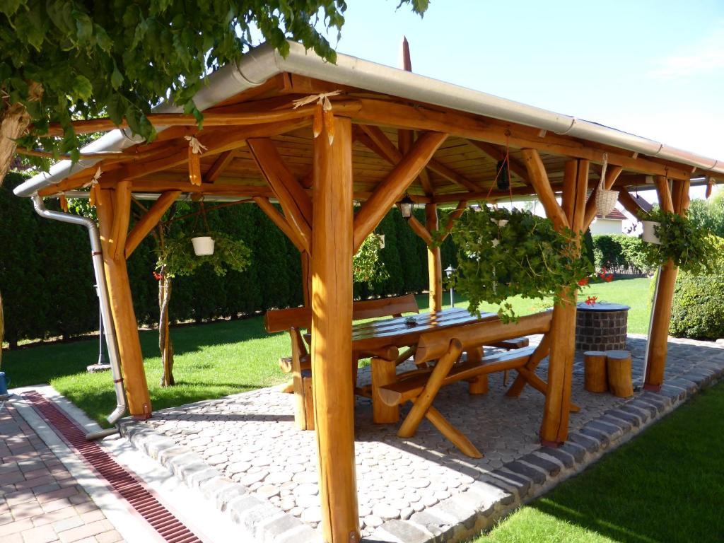 Napfeny Apartman Es Vendeghaz Egerszalók Buitenkant foto