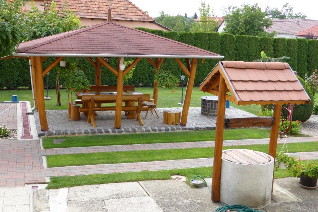 Napfeny Apartman Es Vendeghaz Egerszalók Buitenkant foto
