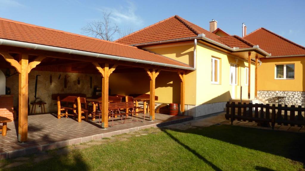 Napfeny Apartman Es Vendeghaz Egerszalók Buitenkant foto