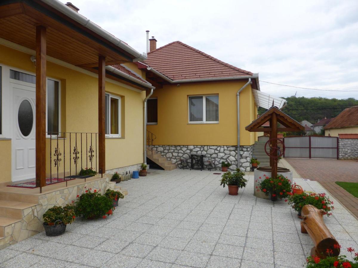 Napfeny Apartman Es Vendeghaz Egerszalók Buitenkant foto