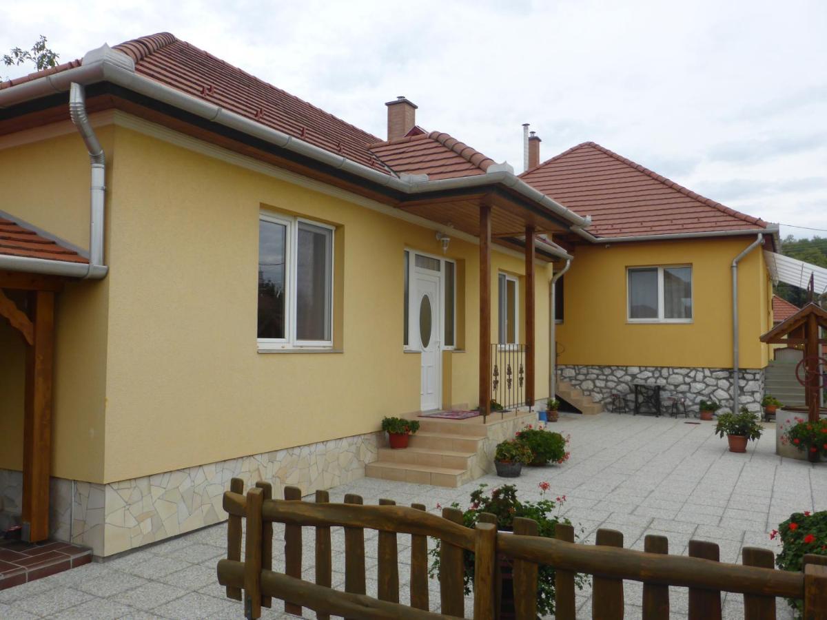 Napfeny Apartman Es Vendeghaz Egerszalók Buitenkant foto