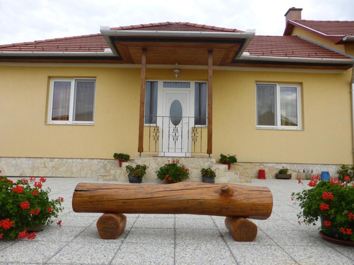 Napfeny Apartman Es Vendeghaz Egerszalók Buitenkant foto